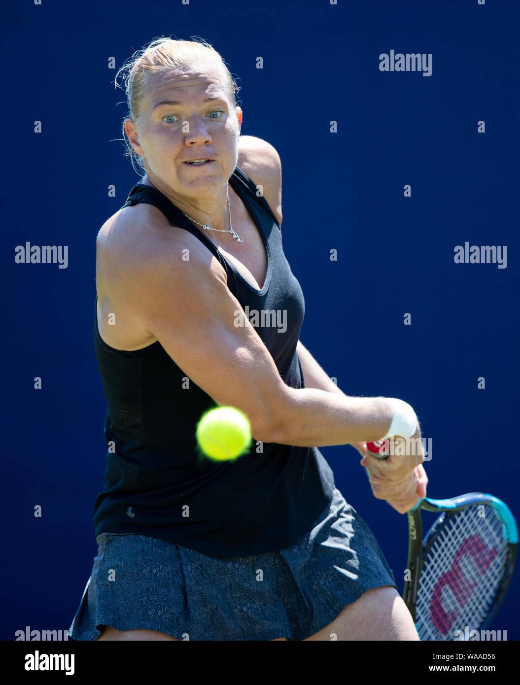 Kaia Kanepi d'Estonie en jouant deux revers remis contre Kurumi Nara du Japon. Nature Valley International 2018 - Lundi, 25 juin, 2018 - Devonshir Banque D'Images