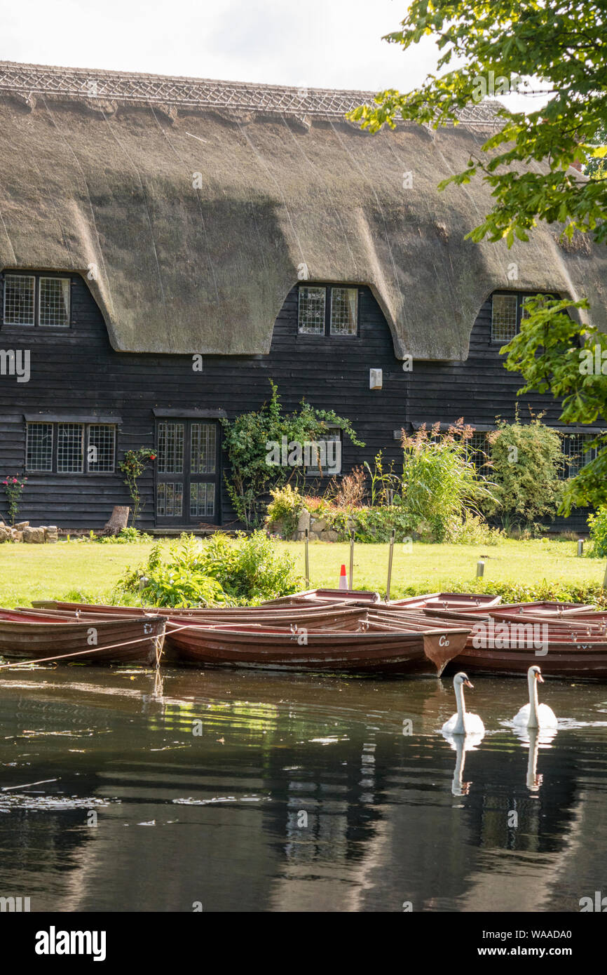 Barques sur la rivière Stour au National Trust's moulin de Flatford rendu célèbre par l'artiste John Constable 1776 -1837, Suffolk, Angleterre, RU Banque D'Images