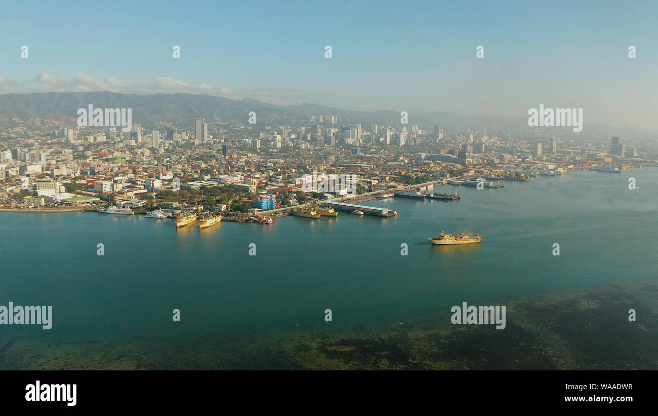 Panorama de la ville de Cebu, port avec bateaux et ferry et les gratte-ciel modernes et les bâtiments résidentiels. Aux Philippines. Banque D'Images