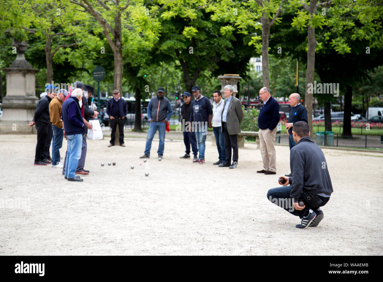 Les hommes jouant Pétanque à Paris, France Banque D'Images