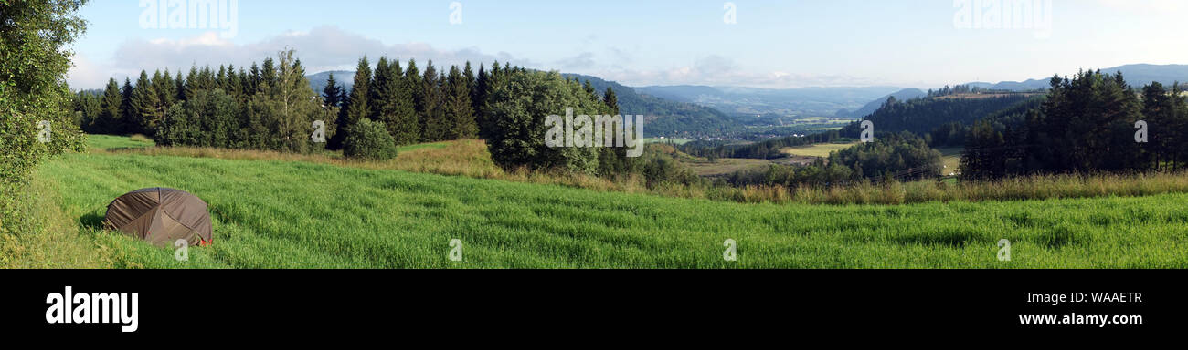 Tente sur l'herbe verte en Norvège Banque D'Images