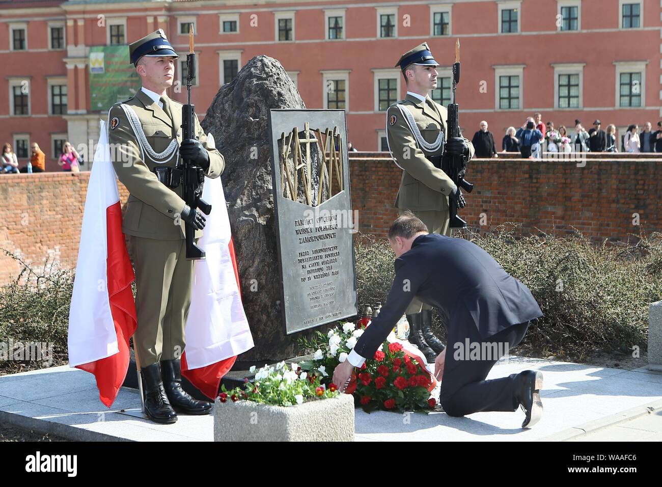 13 avril 2018, Varsovie, Pologne. Le Président Andrzej Duda a déposé la gerbe au mémorial de Katyn Banque D'Images