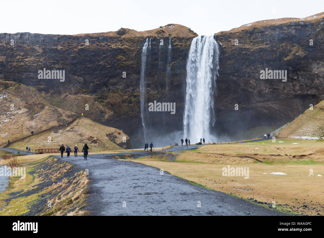 Reykjavik, Islande - 5 Avril 2017 : les touristes sont près de Seljalandfoss, cascade naturelle la populaires de la nature islandaise Banque D'Images