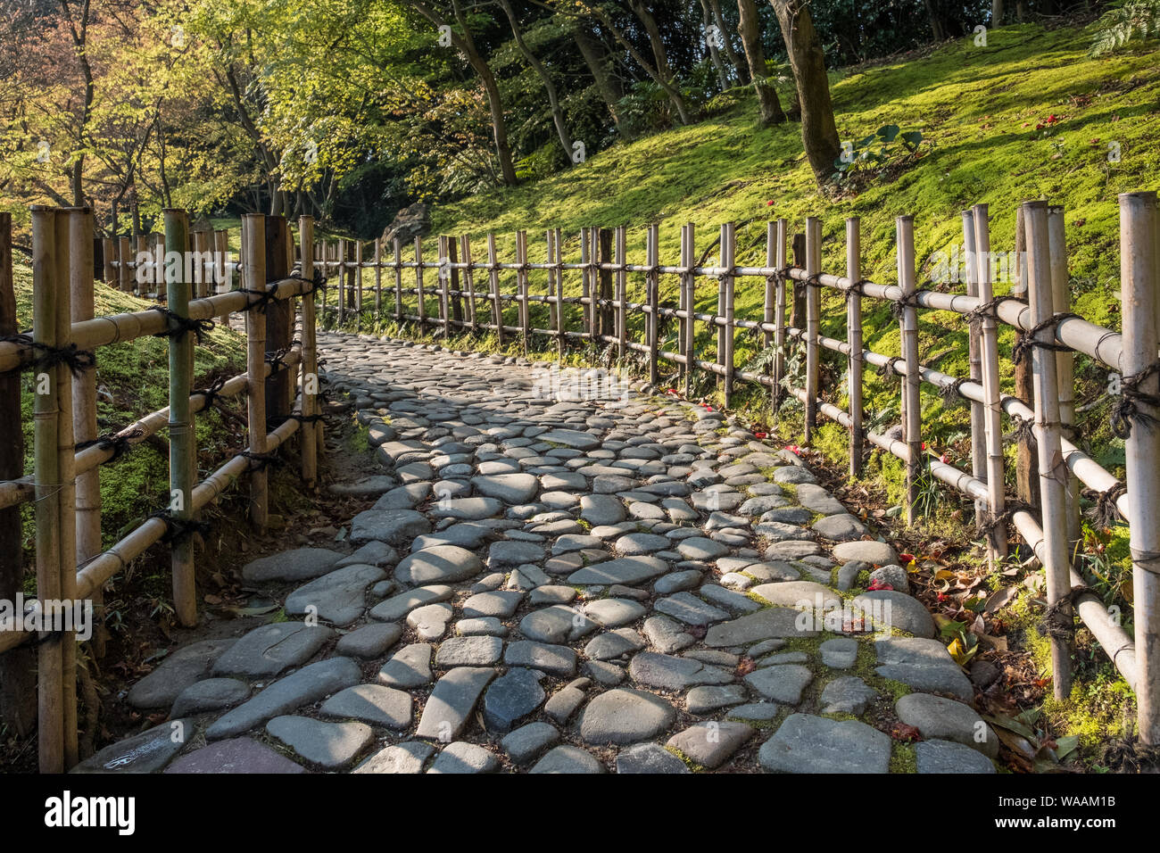 Un magnifique sentier pavé au jardin Ritsurin à Shikoku, au Japon Banque D'Images