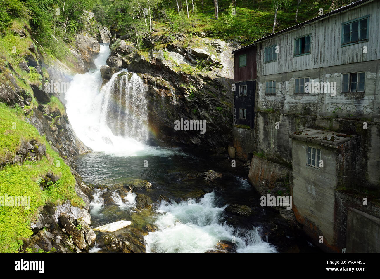 Moulin à eau près de la chute d'Ulafossen en Norvège Banque D'Images