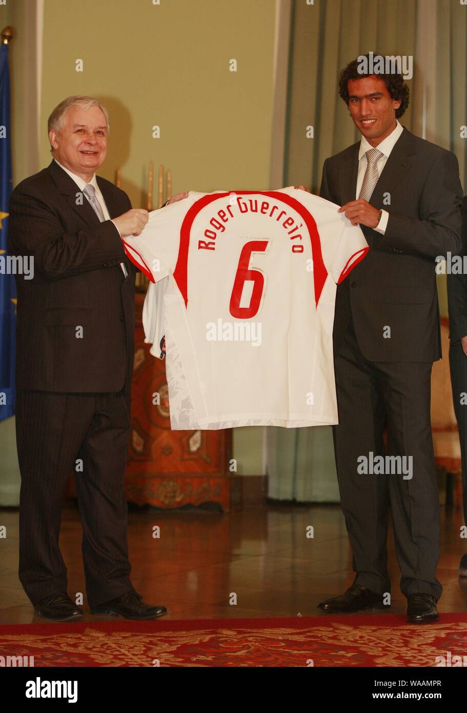 Varsovie, Pologne 17.04.2008 Photo : Le président Lech Kaczynski, joueur de football Roger Guerreiro Banque D'Images