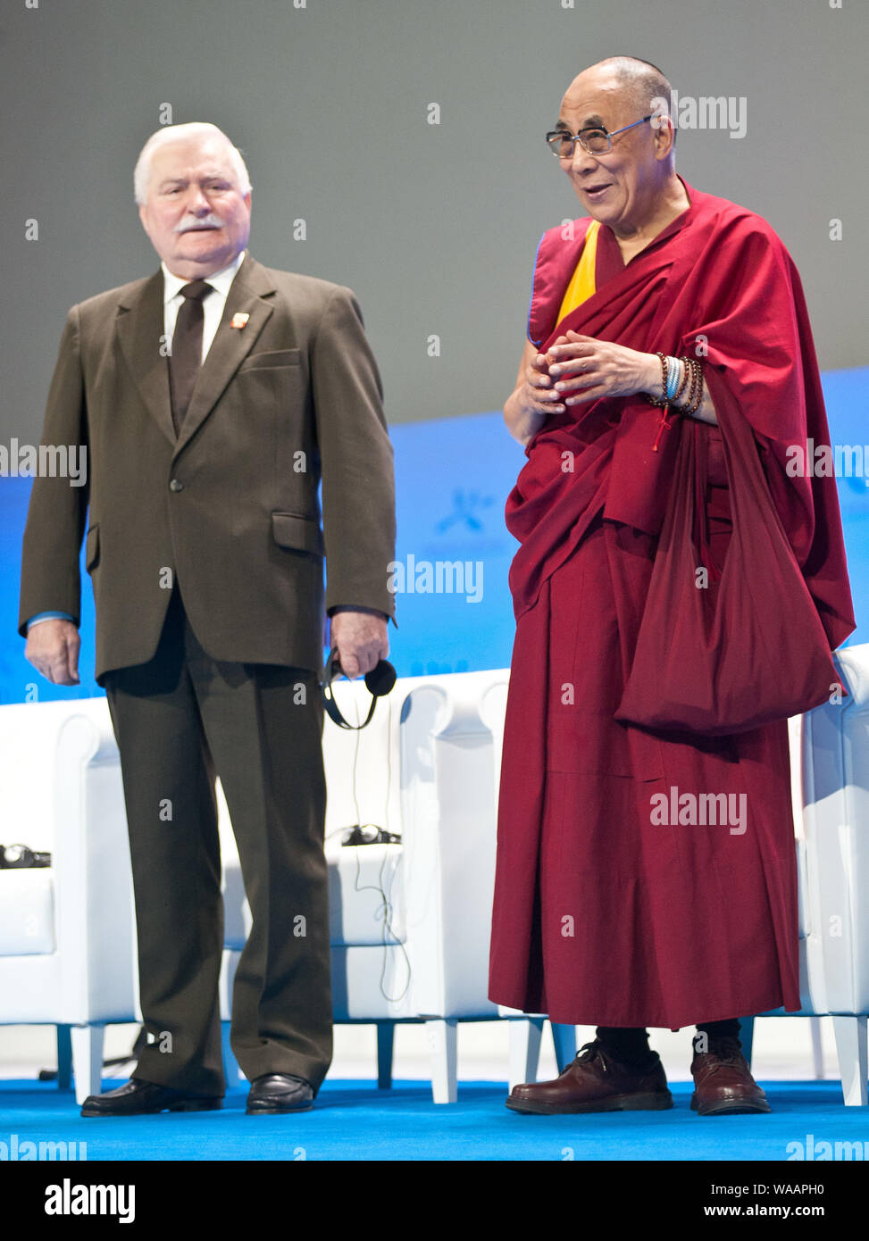 Sharon Stone a reçu le Prix du Sommet de la paix 2013. Cérémonie a eu lieu à l'Opéra National de Varsovie le 23 octobre. 13e Sommet Mondial des lauréats du Prix Nobel de la paix avait lieu à Varsovie entre 21 et 23 octobre 2013 sous le thème 'Stand en solidarité pour la paix - il est temps d'agir". Sur la photo : Lech Walesa, Sa Sainteté le Dalaï-Lama Banque D'Images