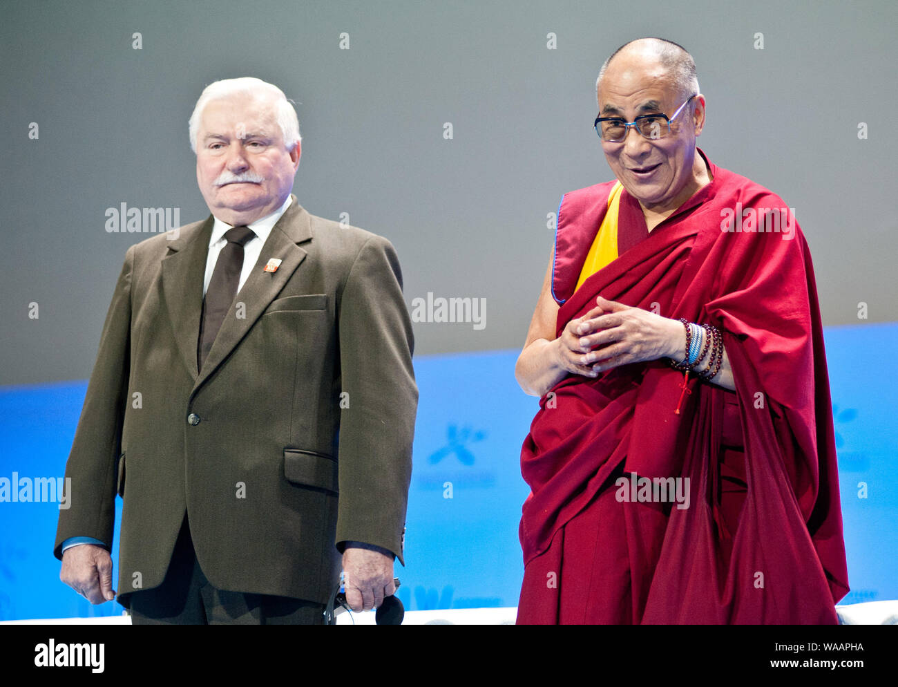 Sharon Stone a reçu le Prix du Sommet de la paix 2013. Cérémonie a eu lieu à l'Opéra National de Varsovie le 23 octobre. 13e Sommet Mondial des lauréats du Prix Nobel de la paix avait lieu à Varsovie entre 21 et 23 octobre 2013 sous le thème 'Stand en solidarité pour la paix - il est temps d'agir". Sur la photo : Lech Walesa, Sa Sainteté le Dalaï-Lama Banque D'Images