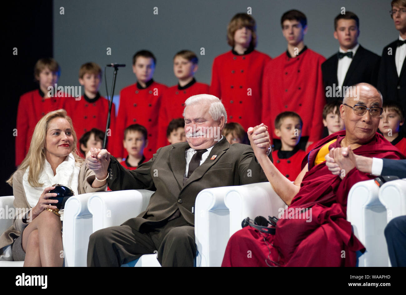 Sharon Stone a reçu le Prix du Sommet de la paix 2013. Cérémonie a eu lieu à l'Opéra National de Varsovie le 23 octobre. 13e Sommet Mondial des lauréats du Prix Nobel de la paix avait lieu à Varsovie entre 21 et 23 octobre 2013 sous le thème 'Stand en solidarité pour la paix - il est temps d'agir". Sur la photo : Sharon Stone, Lech Walesa, Sa Sainteté le Dalaï-Lama Banque D'Images