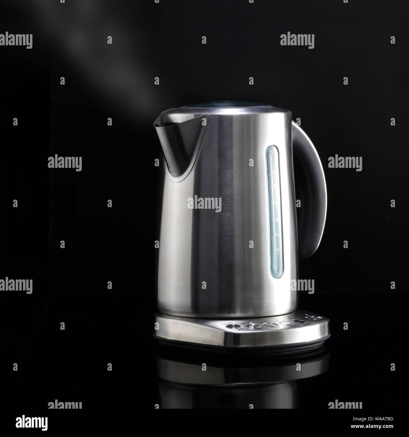 Un moderne électrique avec de la vapeur sur une surface réfléchissante noire Banque D'Images