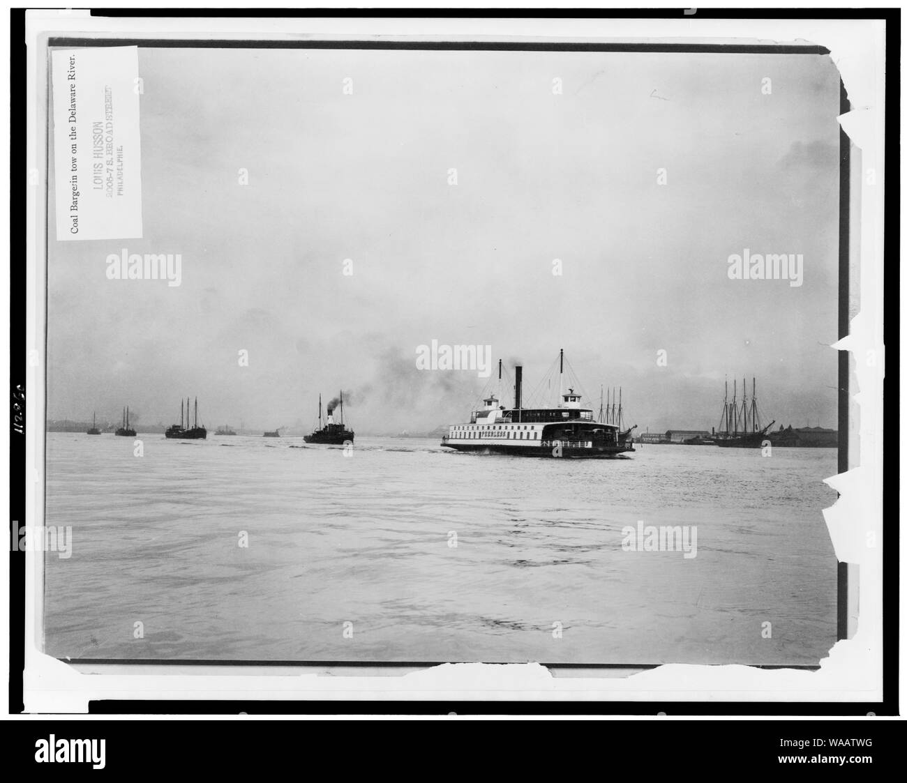 Les barges de charbon dans le remorquage sur la rivière Delaware / Louis Husson. Banque D'Images