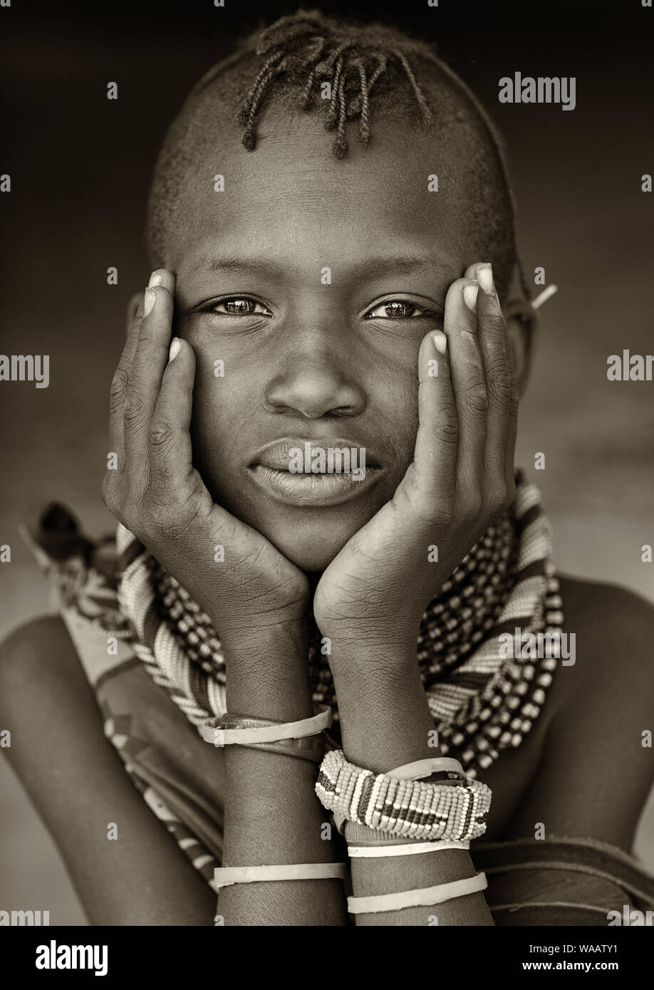 Belle fille avec des tribus Turkana collier traditionnel et coiffure à Loyangalani, au Kenya. Banque D'Images