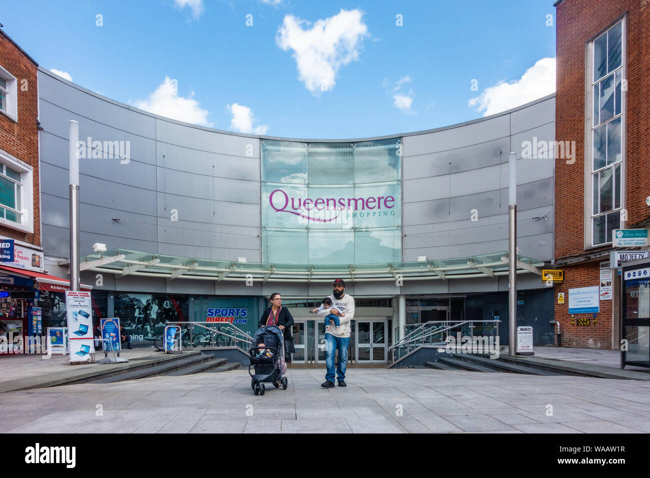 Le Queensmere Centre commercial sur la rue principale à Slough, Berkshire, UK Banque D'Images