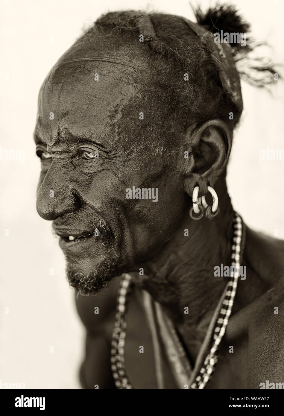 Vieux homme Turkana avec coiffe traditionnelle assister à une cérémonie à Loyangalani, au Kenya. Banque D'Images