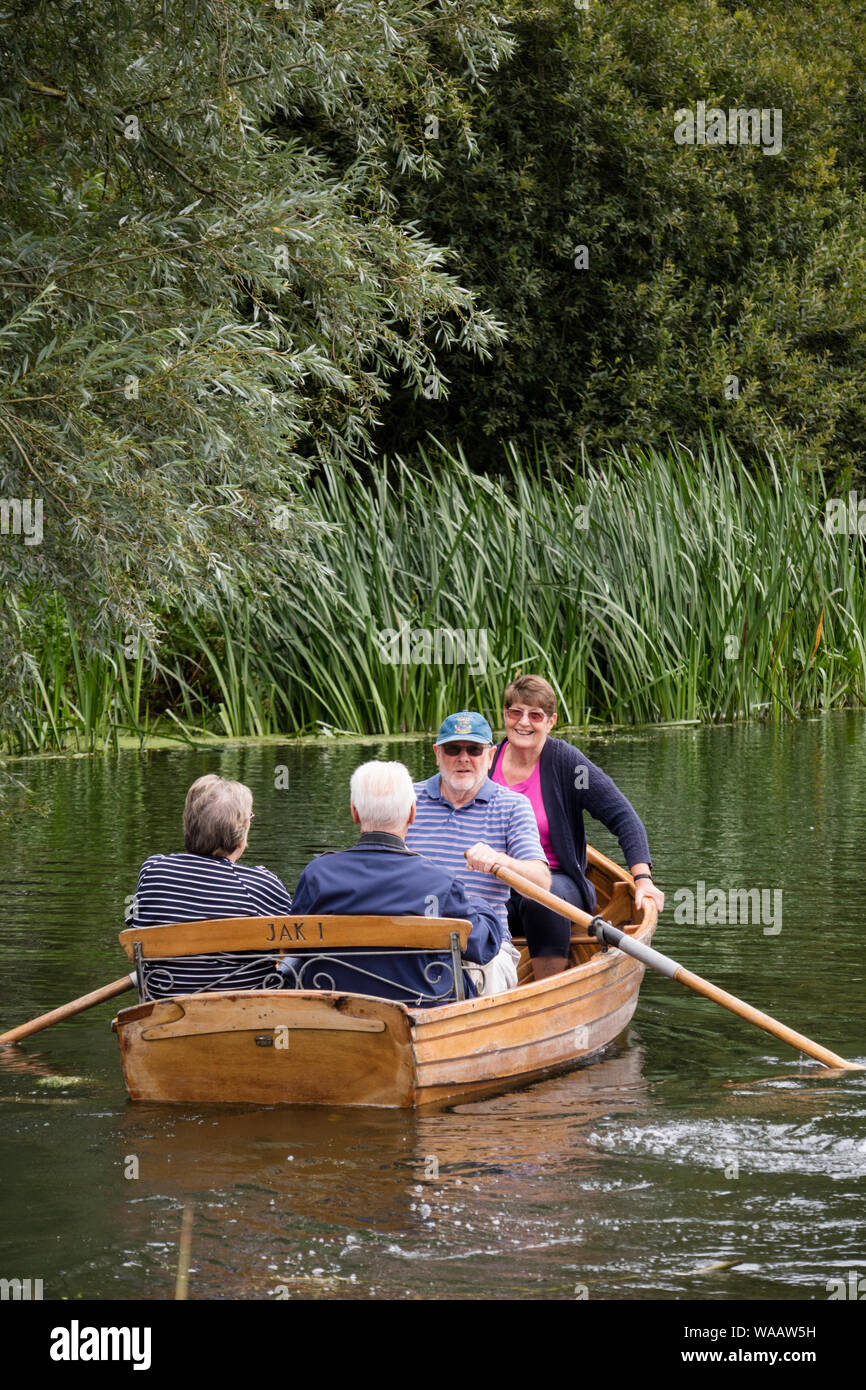 Les visiteurs au moulin de Flatford voitures bateaux à rames pour explorer la rivière Stour, Dedham Vale, Suffolk, Angleterre, RU Banque D'Images