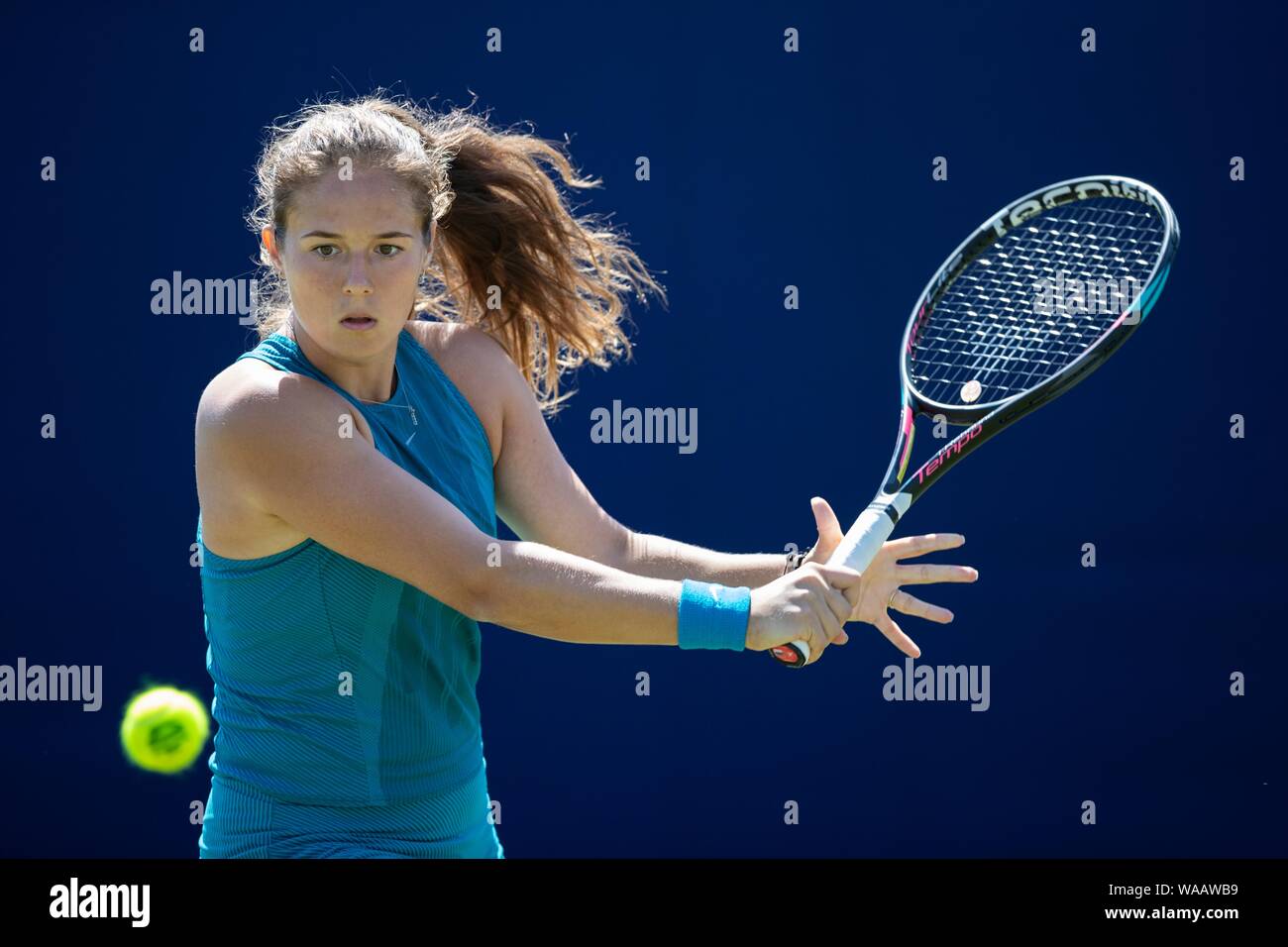 Daria Kasatkina de Russie en jouant deux revers remis contre Anastasija Sevastova de Lettonie. Nature Valley International 2018 - Mercredi, 27 juin,, Banque D'Images