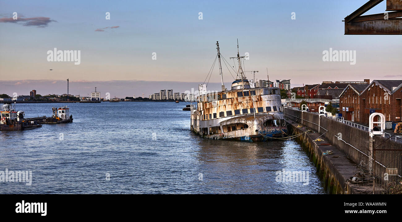 Le MV est un iris Royal, à double vis, diesel-électrique ancien Mersey Ferry. Le navire a été construit par William Denny & Brothers. Banque D'Images