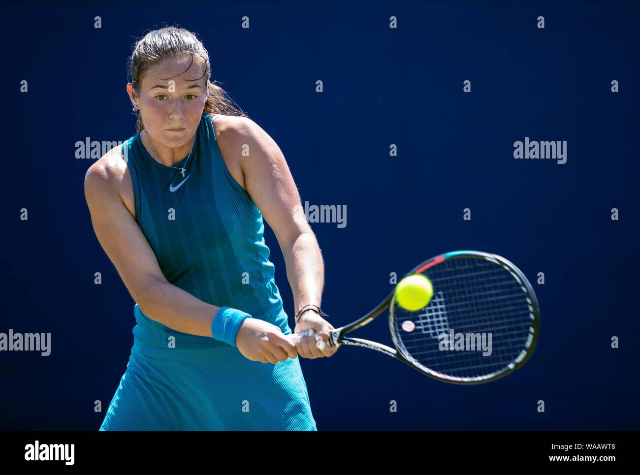 Daria Kasatkina de Russie en jouant deux revers remis contre Anastasija Sevastova de Lettonie. Nature Valley International 2018 - Mercredi, 27 juin,, Banque D'Images