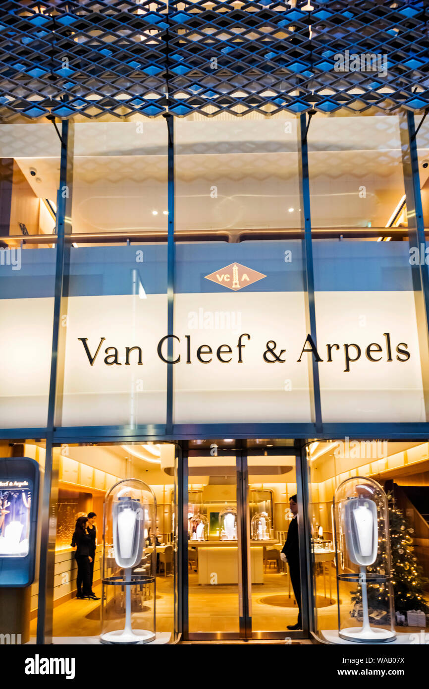 Le Japon, Honshu, Tokyo, Ginza, Van Cleef & Arpels Magasin, 30076025 Photo  Stock - Alamy