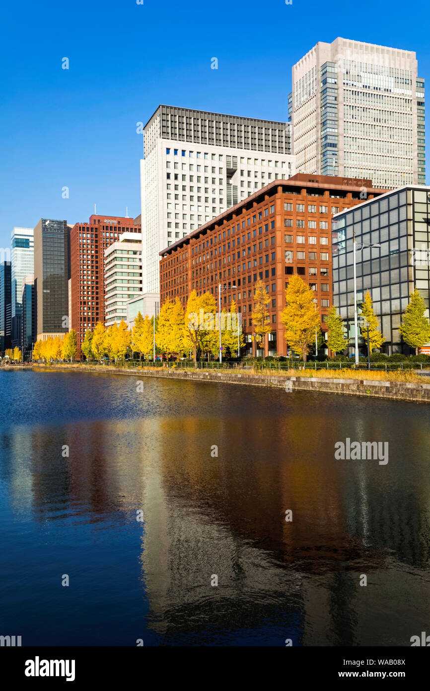 Le Japon, Honshu, Tokyo, Marunouchi, Hibiya-dori et Marunouchi Salon Skyline reflétée dans le Palais Impérial, douves extérieures 30076061 Banque D'Images