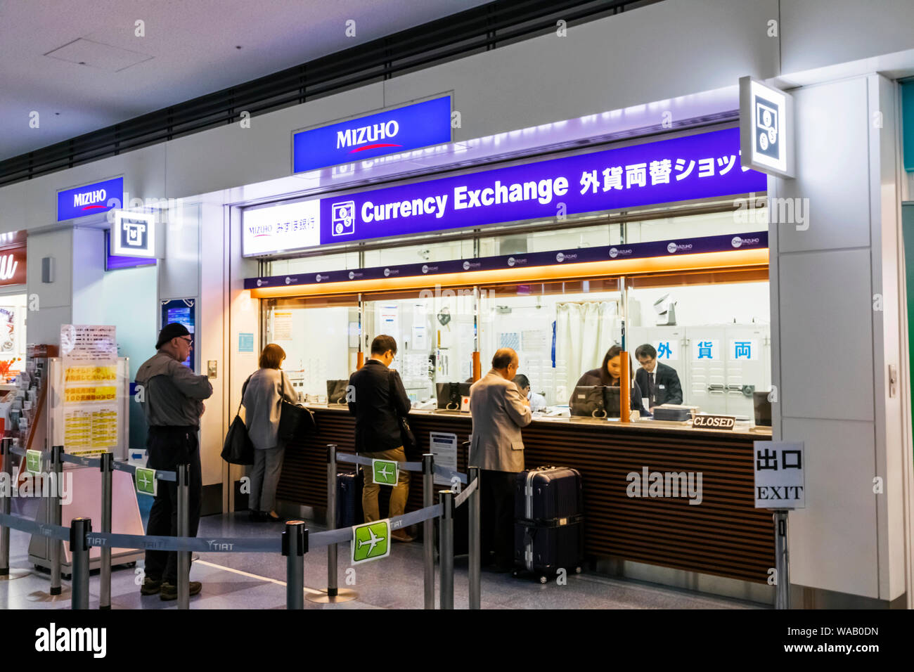 Le Japon, Honshu, Tokyo, l'aéroport de Haneda, Terminal, zone de départ de l'International, les clients de changer de l'argent à l'Office de Change, 30076196 Banque D'Images