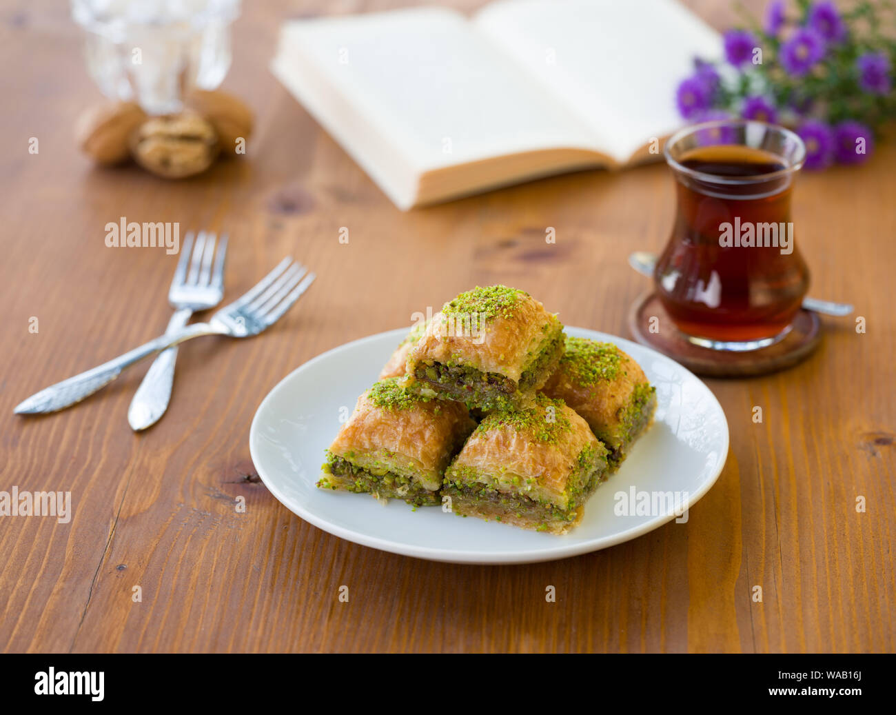 Baklava traditionnel avec du thé turc sur table en bois Banque D'Images