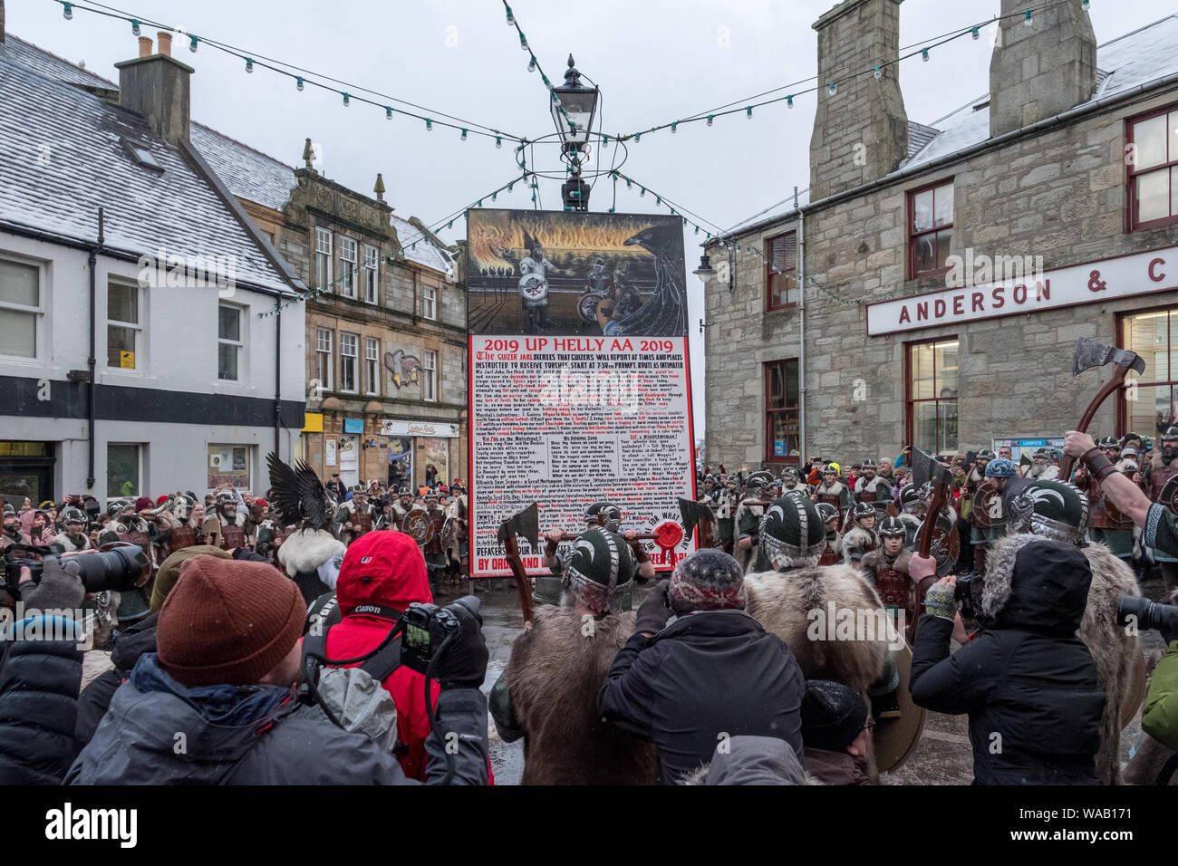 2019 La proclamation pour l'Up Helly Aa festival à la croix du marché à Lerwick, Shetland Banque D'Images