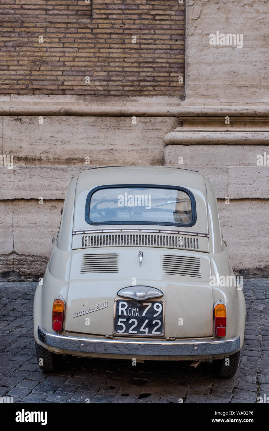Beige classique italien Nuova 500 voiture avec un fond beige Banque D'Images