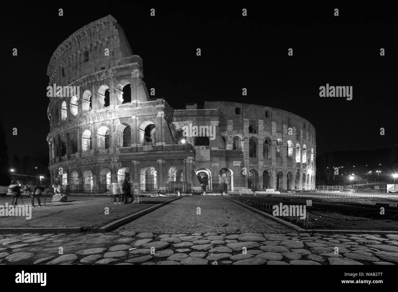 Une photo noir et blanc de nuit de l'incroyable Colisée de Rome Banque D'Images