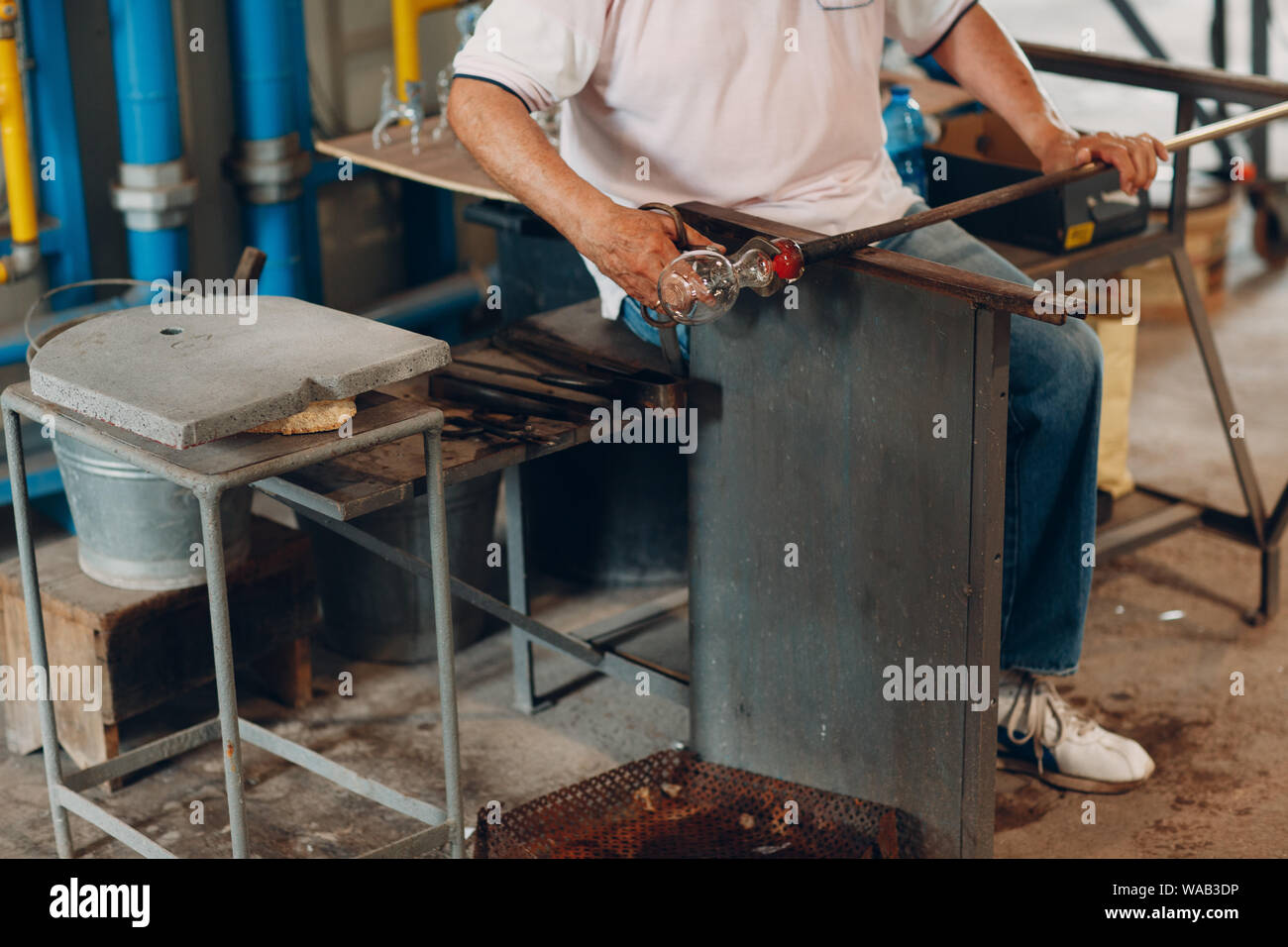 Souffleur de verre artiste crafter formant bout de verre. Murano et Burano, Italie. Banque D'Images