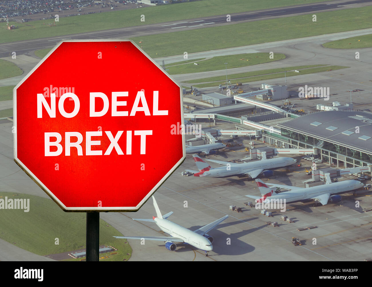 L'absence d'accord numérique Brexit signe composé à forte perspective de terminal de l'aéroport en arrière-plan. UK est configurée pour laisser l'UE par défaut le 31 octobre Banque D'Images