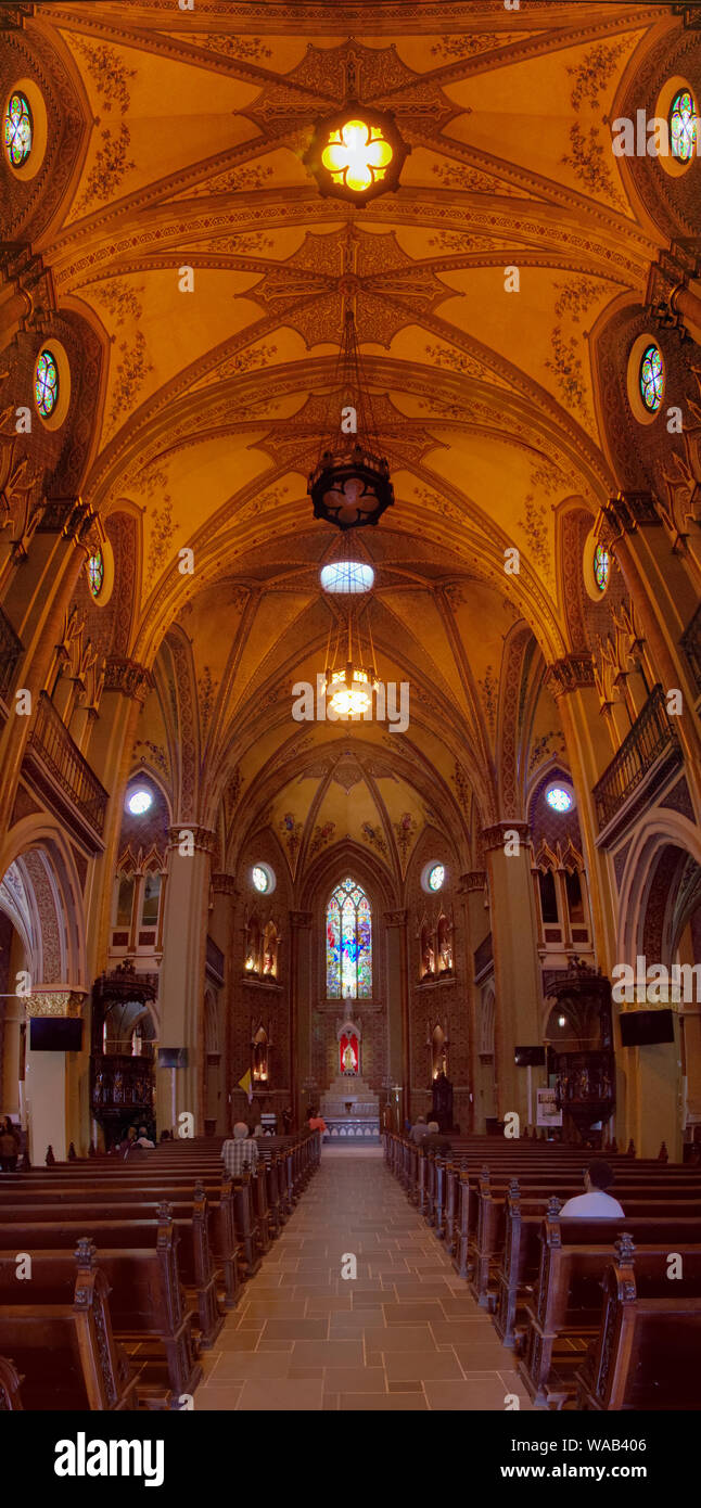 Vertorama de l'intérieur de l'historique Catedral Basílica de Curitiba, au Brésil. Banque D'Images