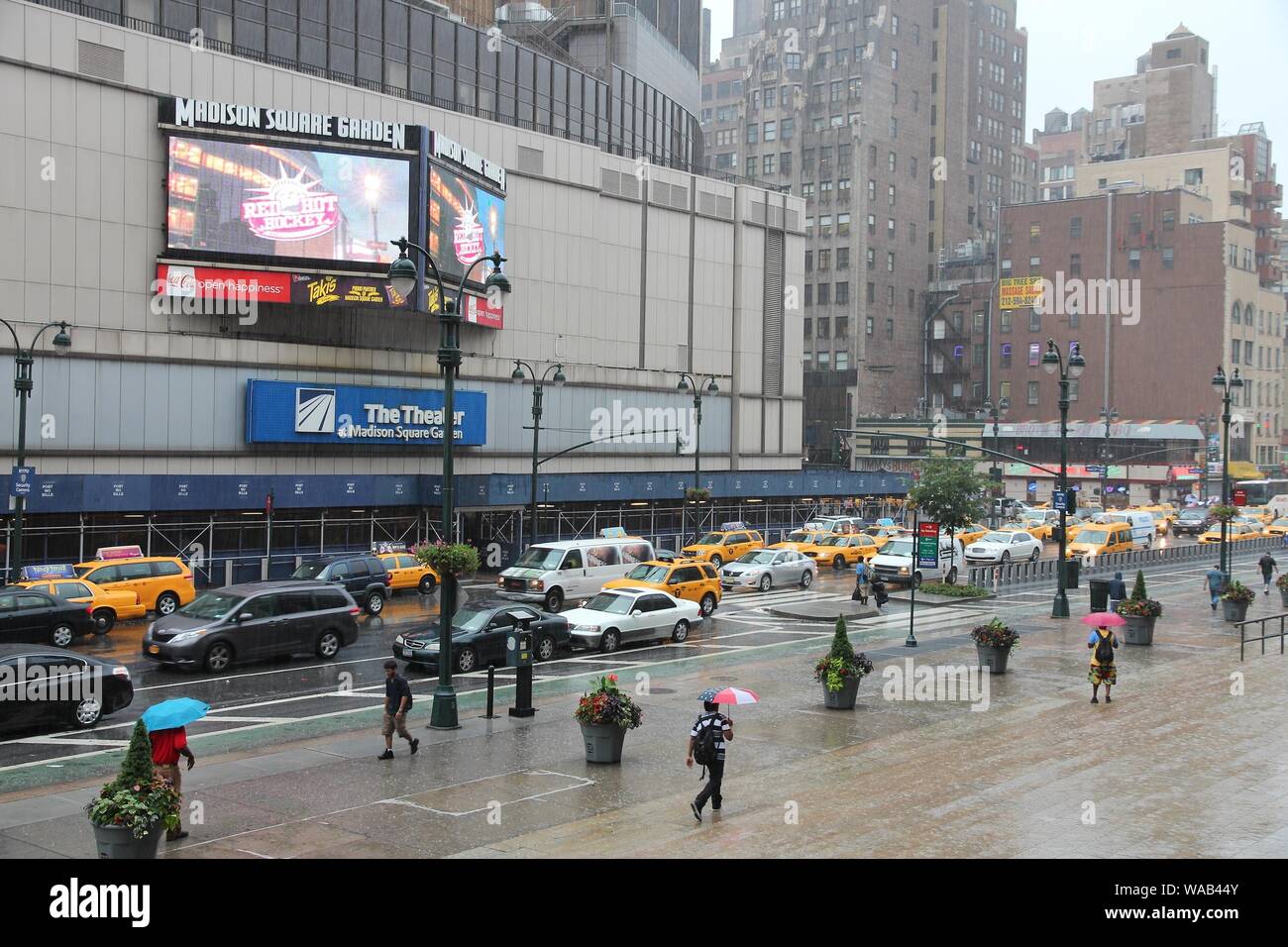 NEW YORK, USA - 1 juillet 2013 : les gens marchent par rainy Madison Square Garden de New York. MSG est un des plus populaires des arènes intérieures à NEW YORK. Il Banque D'Images