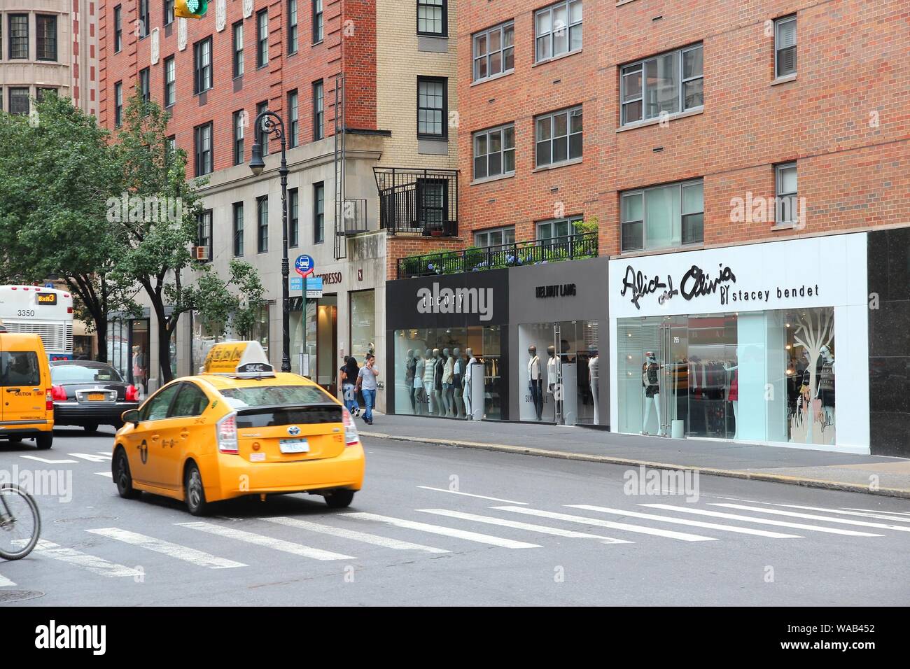 NEW YORK, USA - 1 juillet 2013 : les gens marchent sur Madison Avenue à New York. Madison Avenue est l'une des plus fashion shopping destination Banque D'Images