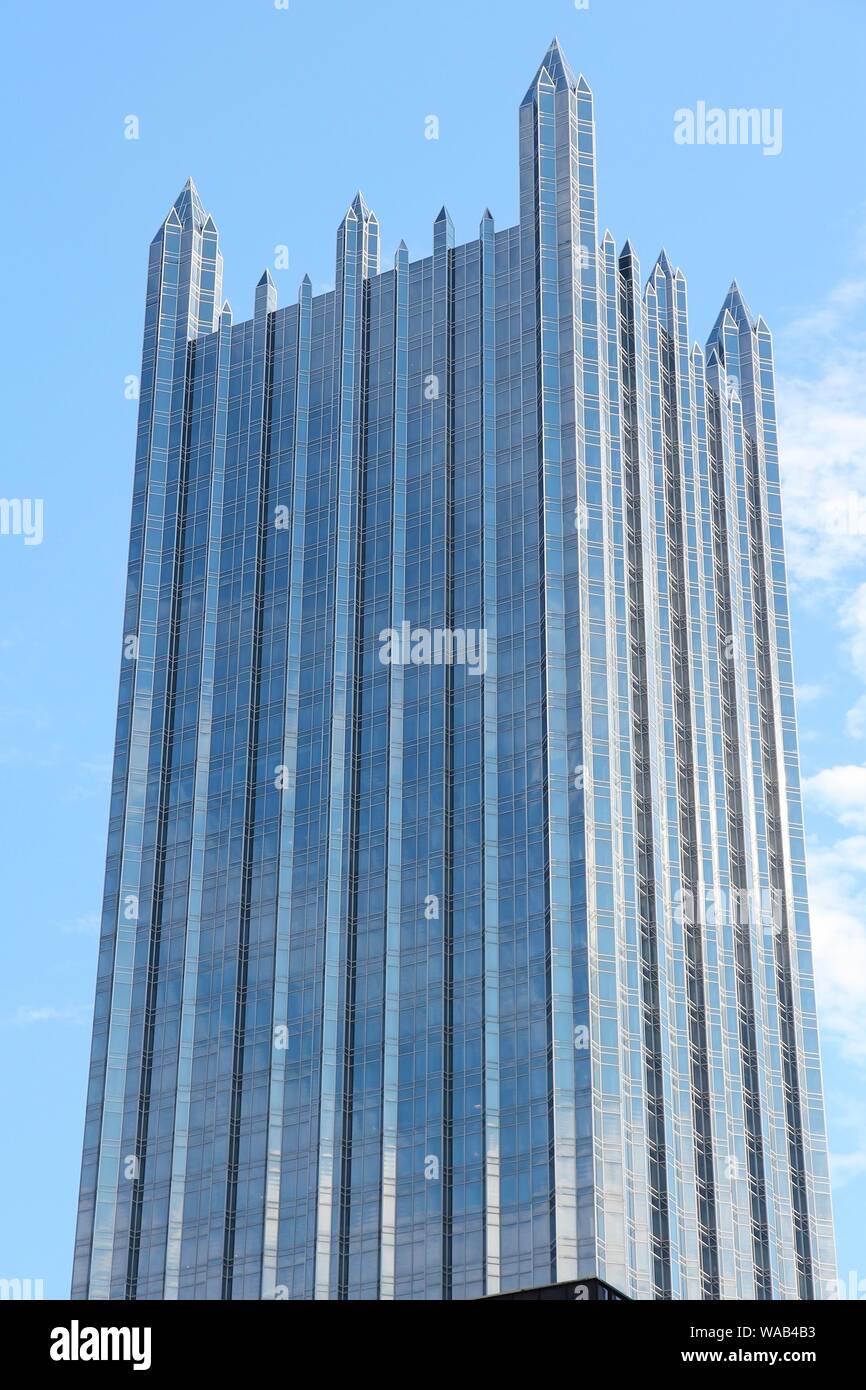 PITTSBURGH, États-Unis - 30 juin 2013 : un gratte-ciel de PPG Place à Pittsburgh. Les locataires de l'immeuble : Deloitte, Highwoods Properties, Schneider vers le bas Banque D'Images