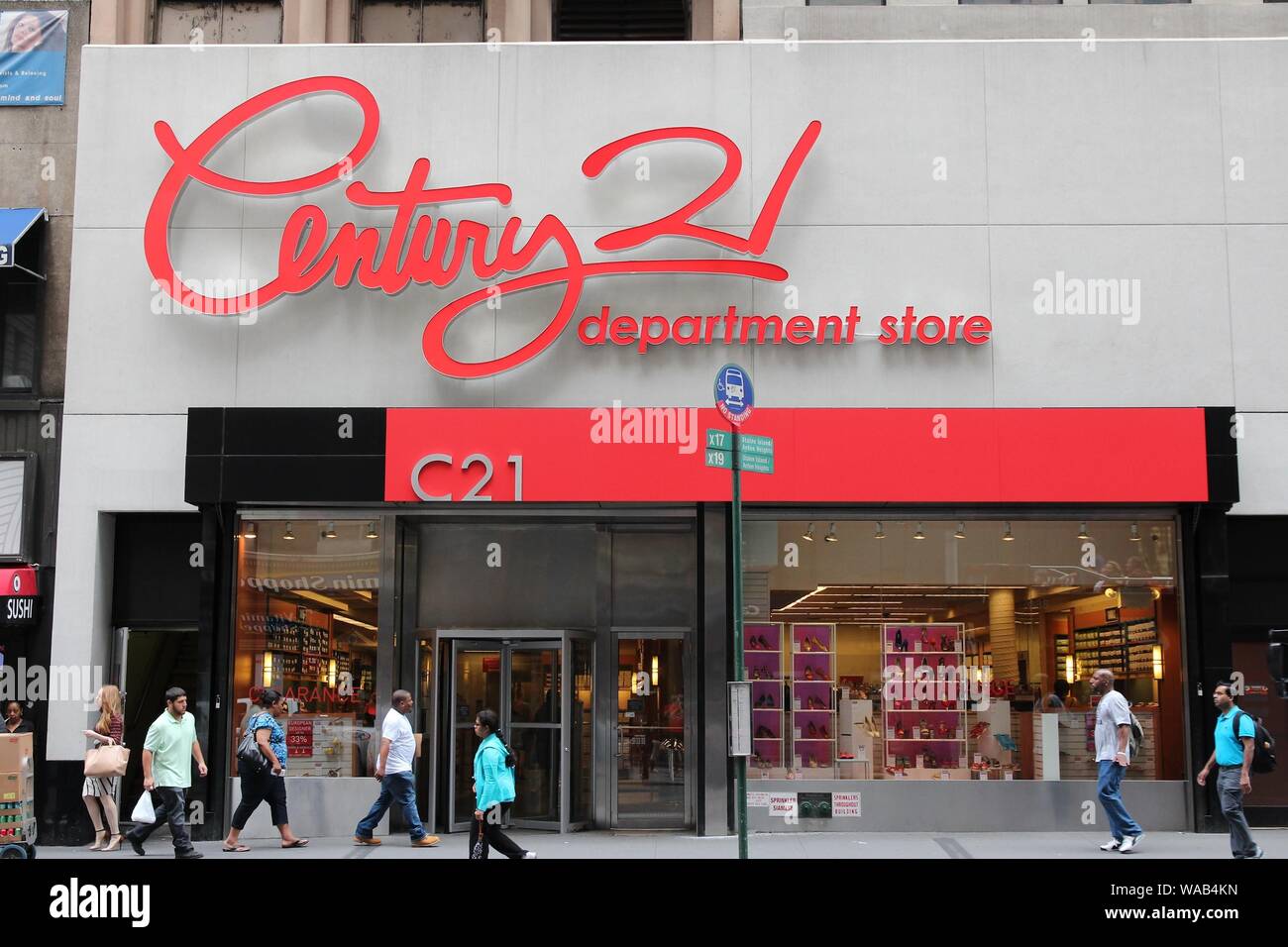 NEW YORK, USA - 2 juillet 2013 : les gens marchent par Century 21 department store à Cortlandt Street, Manhattan, New York. La chaîne américaine de département st Banque D'Images
