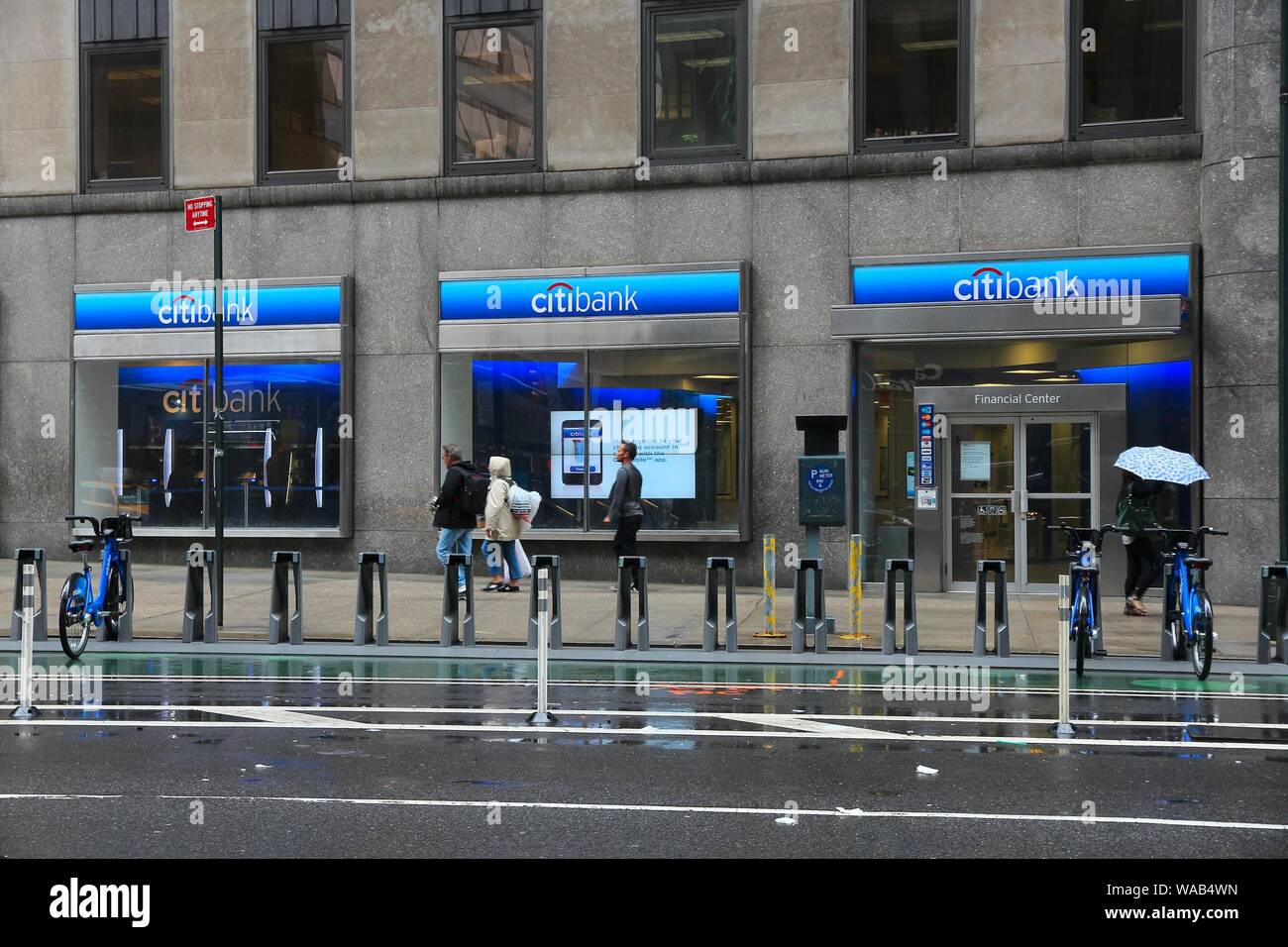 NEW YORK, USA - 10 juin 2013 : les gens à pied par la direction générale de la Citibank, à New York. Citibank est une partie de Citigroup, fournisseur de services financiers multinationaux fro Banque D'Images