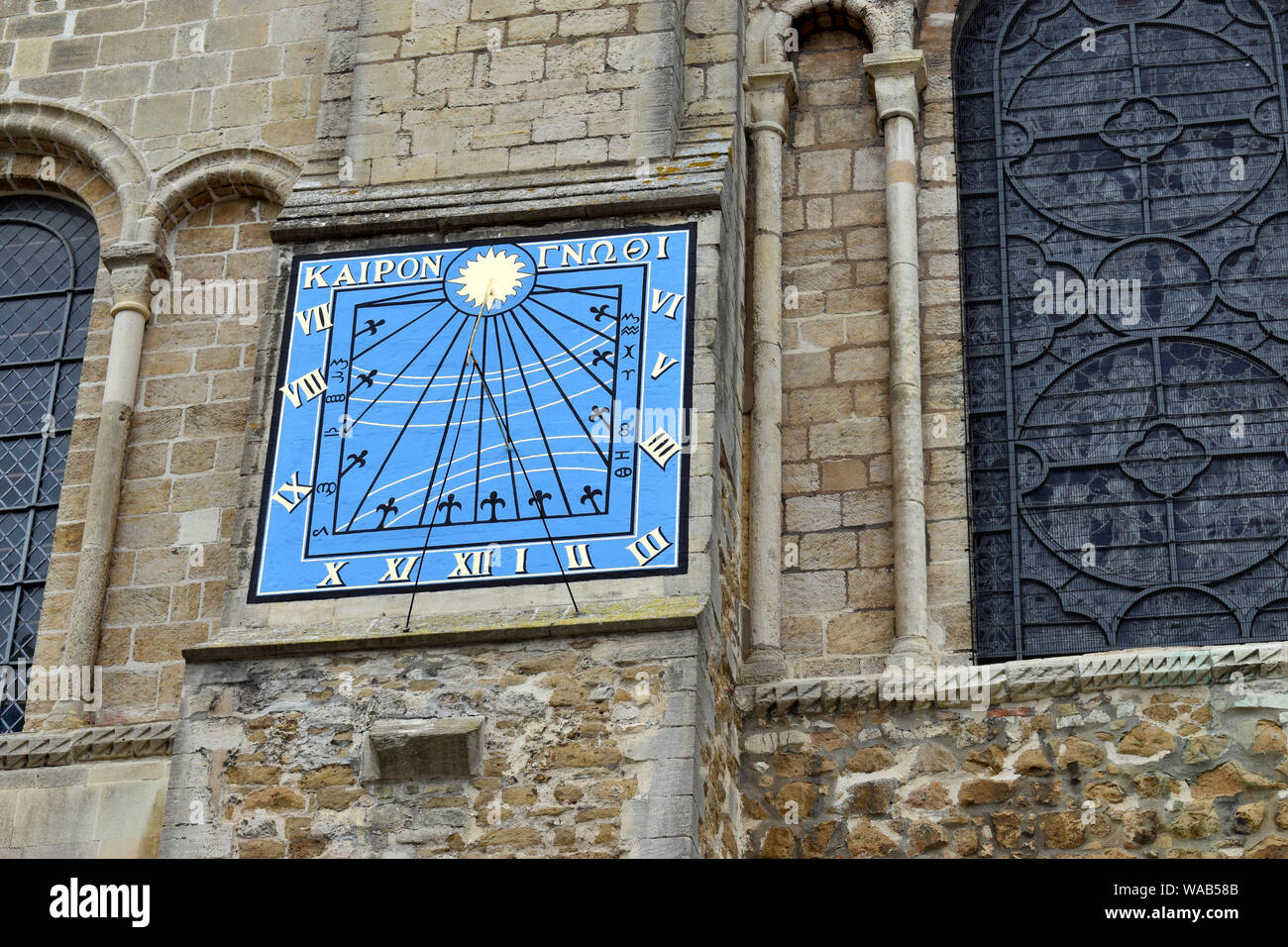 Un cadran solaire sur le mur de la cathédrale d'Ely dans le Cambridgeshire Banque D'Images