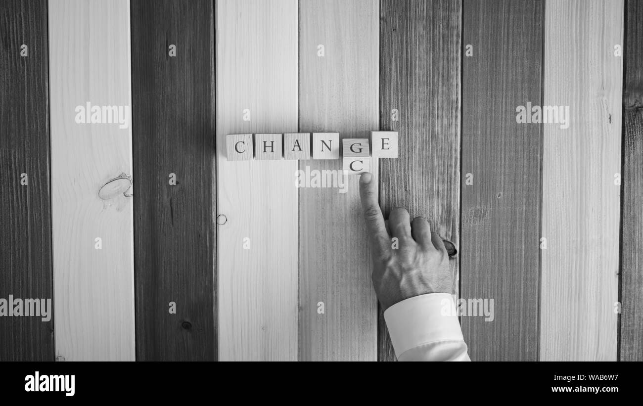 Main d'un businessman flipping cube de bois avec les lettres G et C pour changer le mot Chance en changement. Banque D'Images