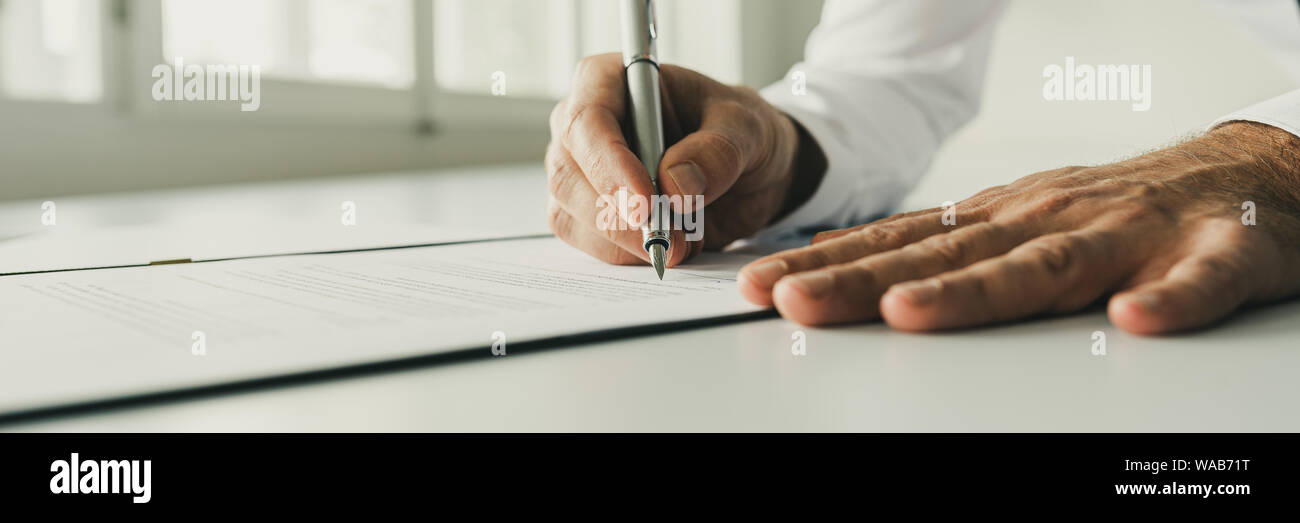 Low angle view large image de businessman et signer un document avec un stylo à encre d'argent. Banque D'Images