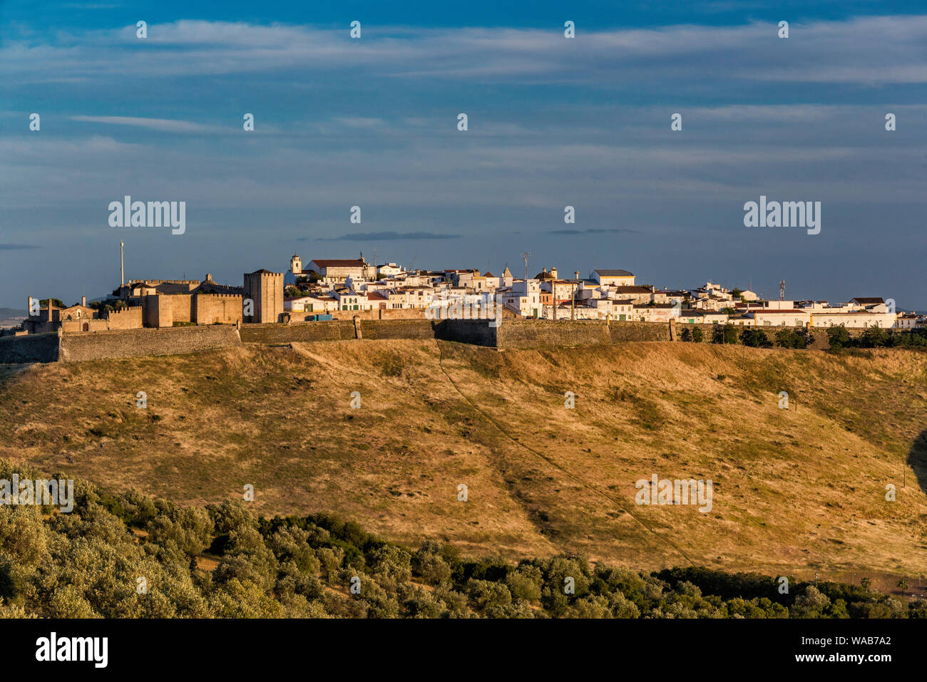 Centre historique de la ville d'Elvas, Castelo sur la gauche, vue depuis le Monte da Graça (Hill of Grace) à l'extérieur de Elvas, Alto Alentejo, Portugal Banque D'Images