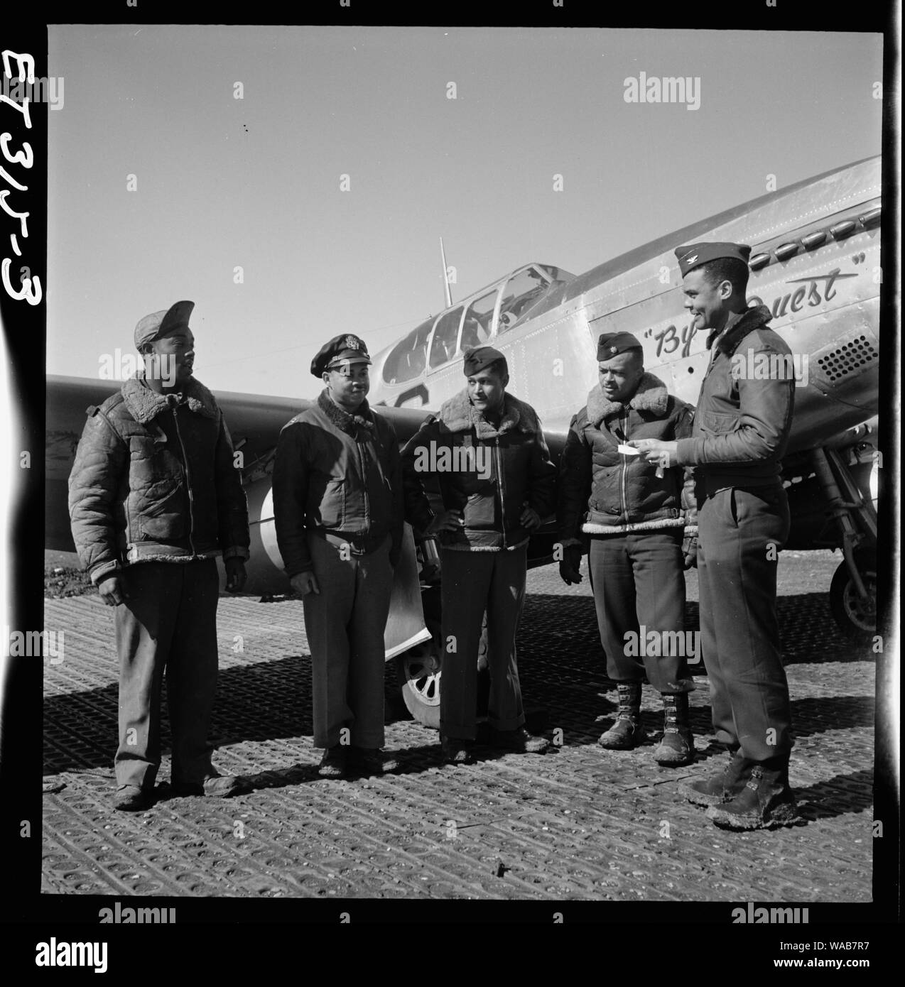[Col. Benjamin O. Davis à Ramitelli, Italie, mars 1945, présentation de war bond pour Best Kept A/C] ; la photographie montre le colonel Benjamin O. Davis présentant war bond pour Best Kept A/C. De gauche à droite : le chef de l'équipe de Marcellus G. Smith, Louisville, KY, 100e F.S., et James A. Walker, Manning, SC, 43-E ; l'aviateur inconnu ; George S. Spanky Roberts et Davis. (Source : notes du photographe). Banque D'Images