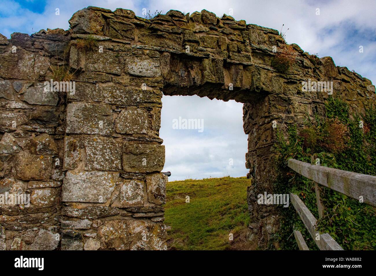 Fishguard, Pembrokeshire, Pays de Galles, Royaume-Uni. 2019. Fort ruines d'un ancien château fort de l'artillerie Point pointe. Banque D'Images