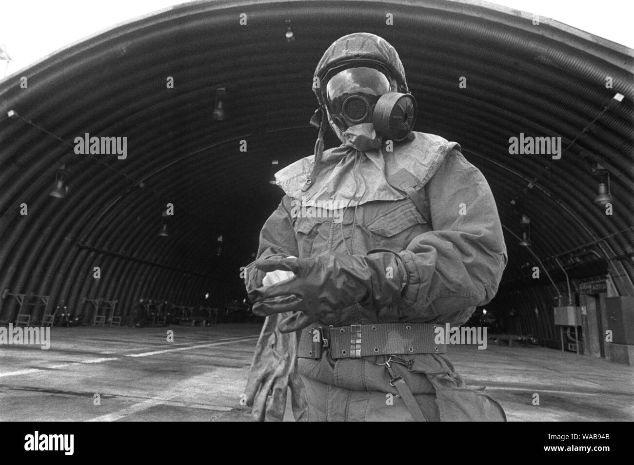 Spangdahlem, U.S. Air Force air base (Allemagne de l'Ouest)), siège ot 52d Tactical Fighter Wing. Les membres du personnel technique au sol au cours d'un exercice NBC (Juin 1985) Banque D'Images