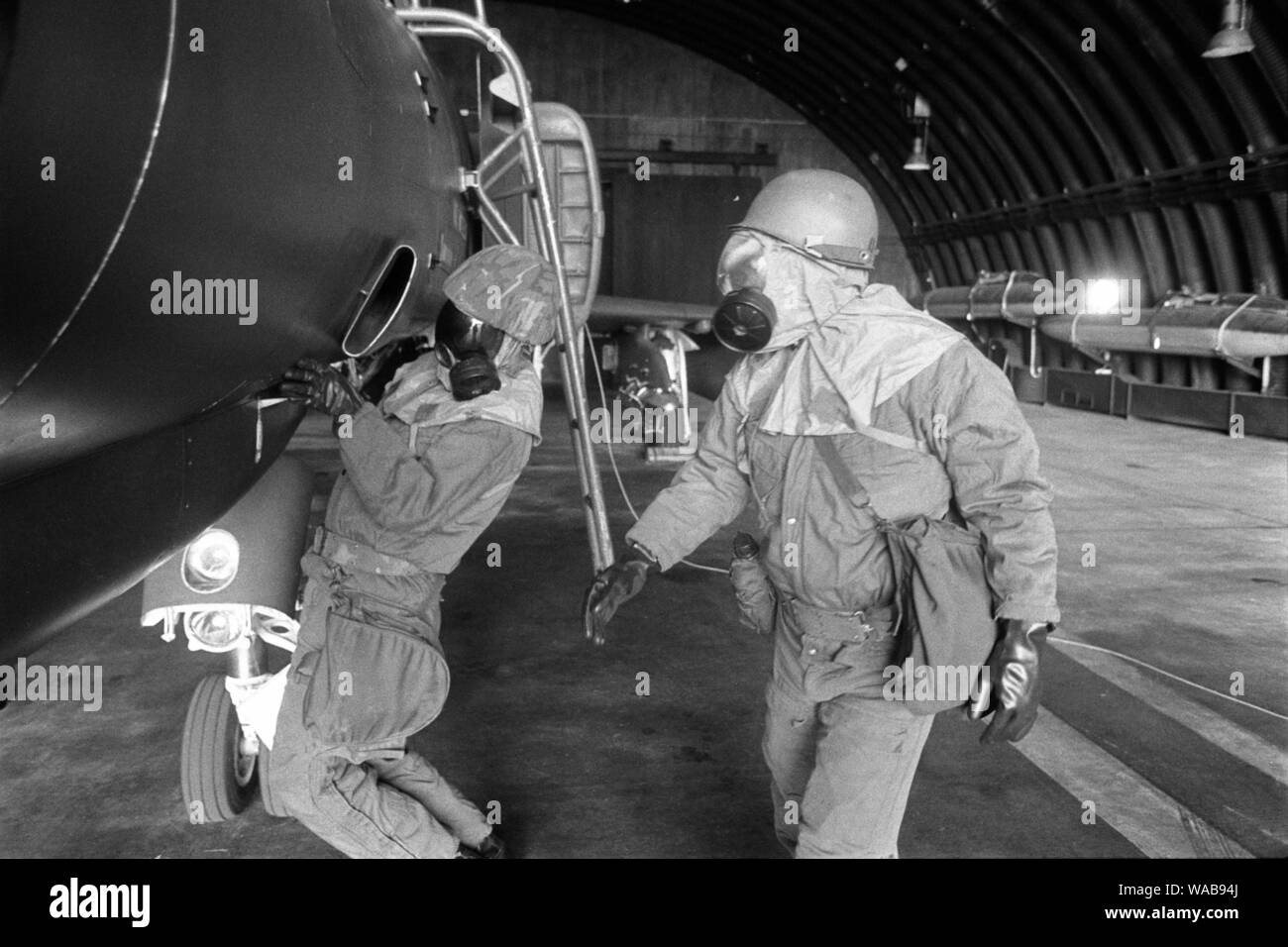 Spangdahlem, U.S. Air Force air base (Allemagne de l'Ouest)), siège ot 52d Tactical Fighter Wing. Les membres du personnel technique au sol au cours d'un exercice NBC (Juin 1985) Banque D'Images