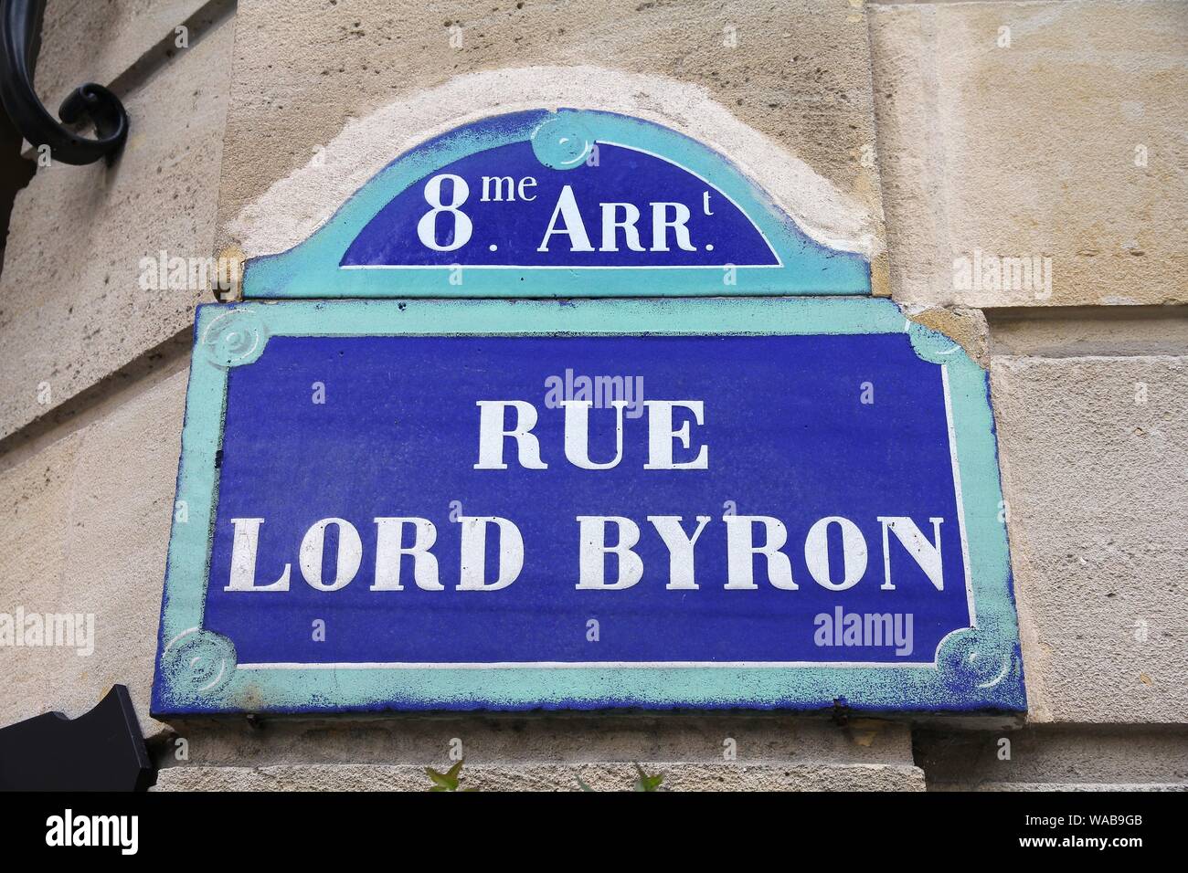 Paris, France - Rue Lord Byron Old street sign. Banque D'Images