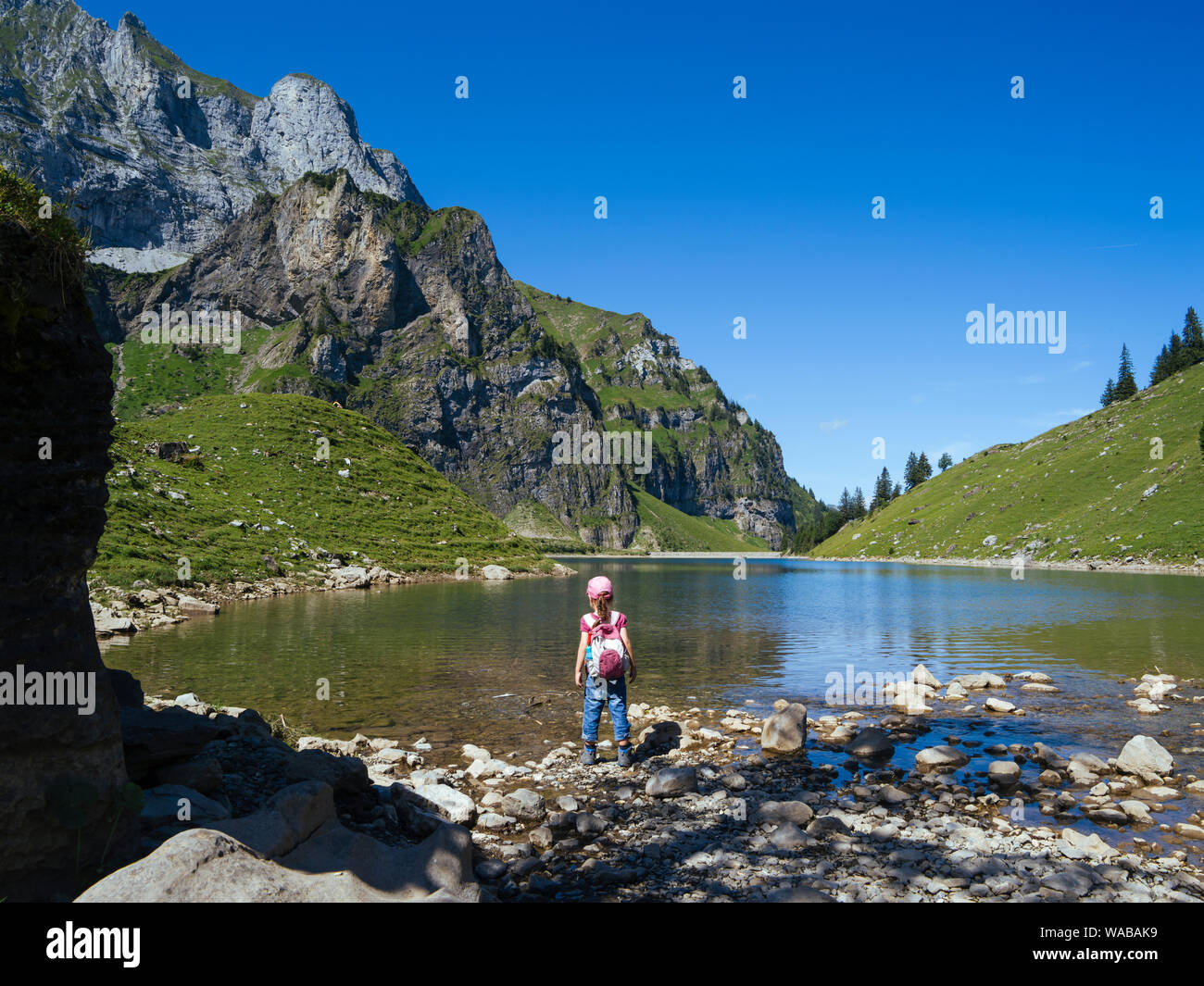 Jeune fille randonnées autour de Bannalpsee, la Bannalp, Zurich Suisse. Banque D'Images