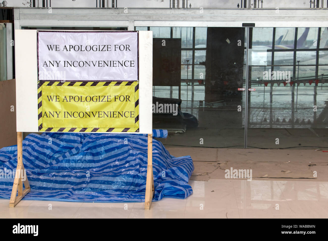 La reconstruction à l'intérieur de l'aéroport hall. Avec des excuses pour les restrictions de la raison des travaux de construction. Banque D'Images