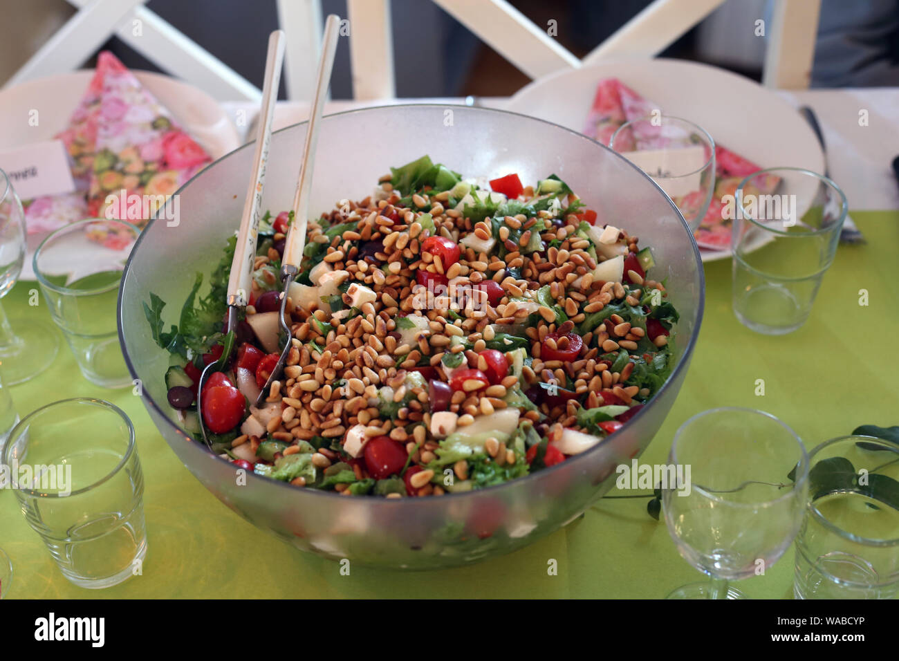 Grand bol de salade maison frais et sains sur une table. La salade est  composé de légumes verts, tomates et beaucoup de graines grillées. Yummy !  Photo Stock - Alamy
