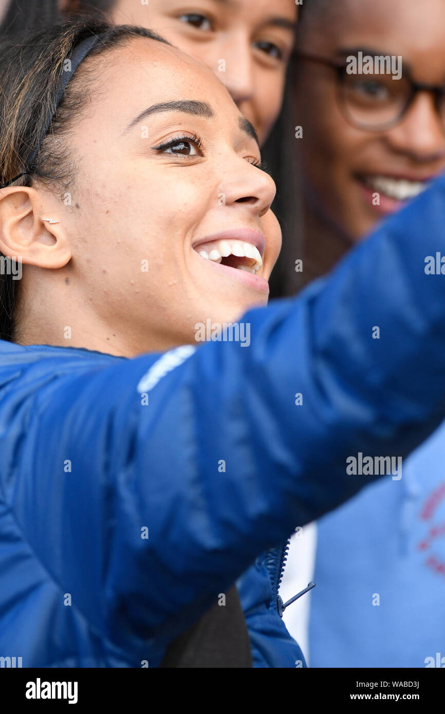 Birmingham, UK. 18 août 2019. Katerina Johnson avec les fans au Grand Prix Muller Birmingham - IAAF Diamond League à l'Alexander Stadium, Birmingham, le 18 août 2019 Banque D'Images